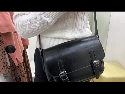 ❤️ 試着室でディルドを使った若い雌犬フェラルベリーの公開オナニー セックスビデオ ❌️❤