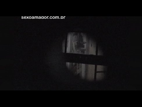 ❤️ ブロンドが空洞のレンガの後ろに隠れた近所の盗撮犯に密かにビデオ撮影される セックスビデオ ❌️❤